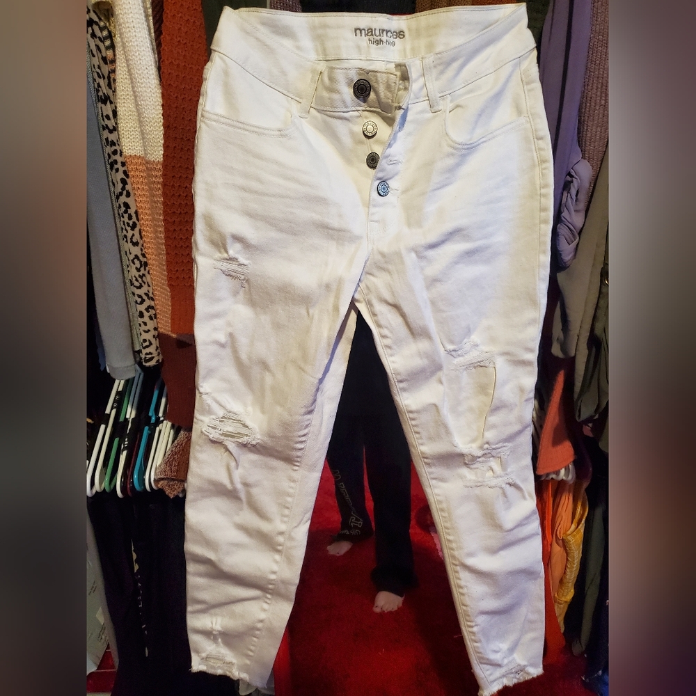 Maurices size 10 short high rise distressed white skinny eans.